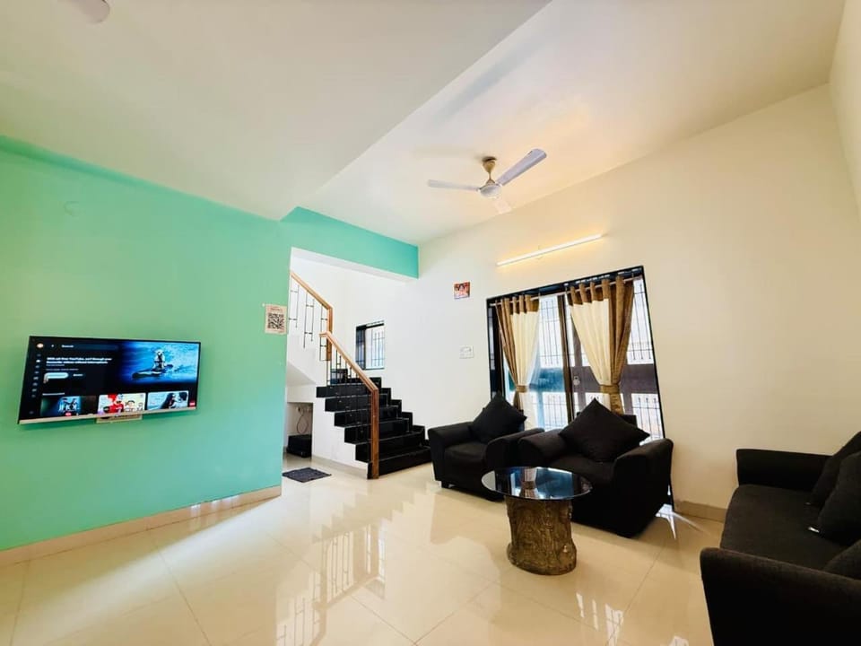Communal lounge/ TV room, TV and multimedia, Living room, Seating area