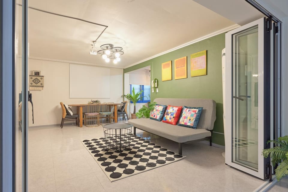 Hongik University Station 1-minute walk 6 Rooms, 3 Bathrooms Apartment in Seoul