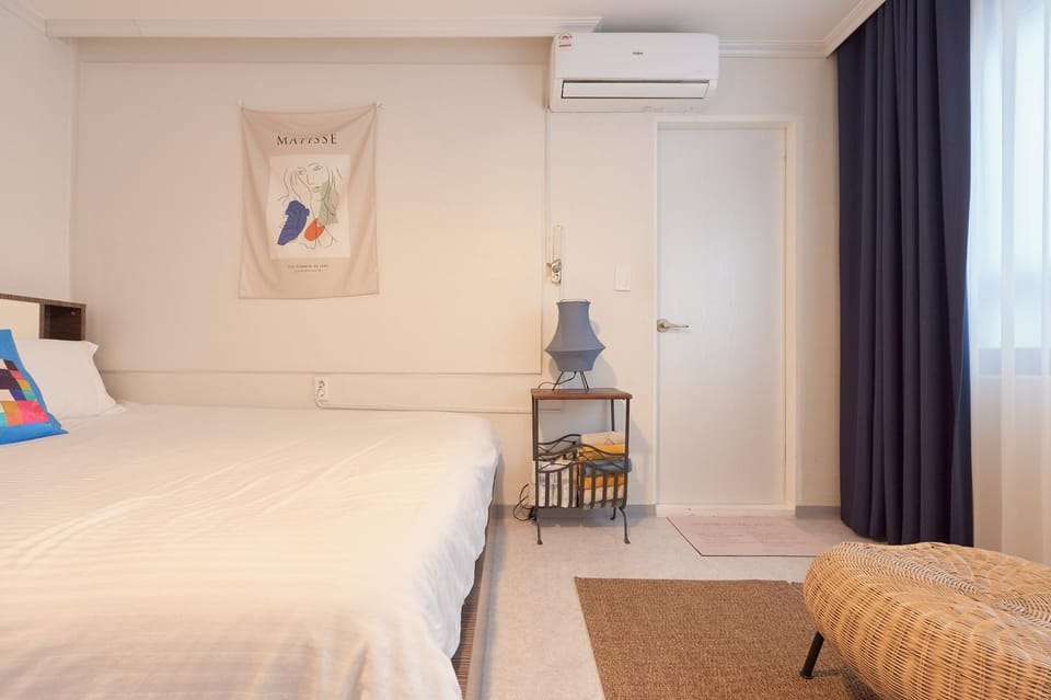 Hongik University Station 1-minute walk 6 Rooms, 3 Bathrooms Apartment in Seoul