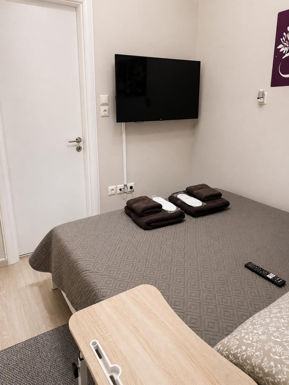 Bed, TV and multimedia, Photo of the whole room, Bedroom, towels