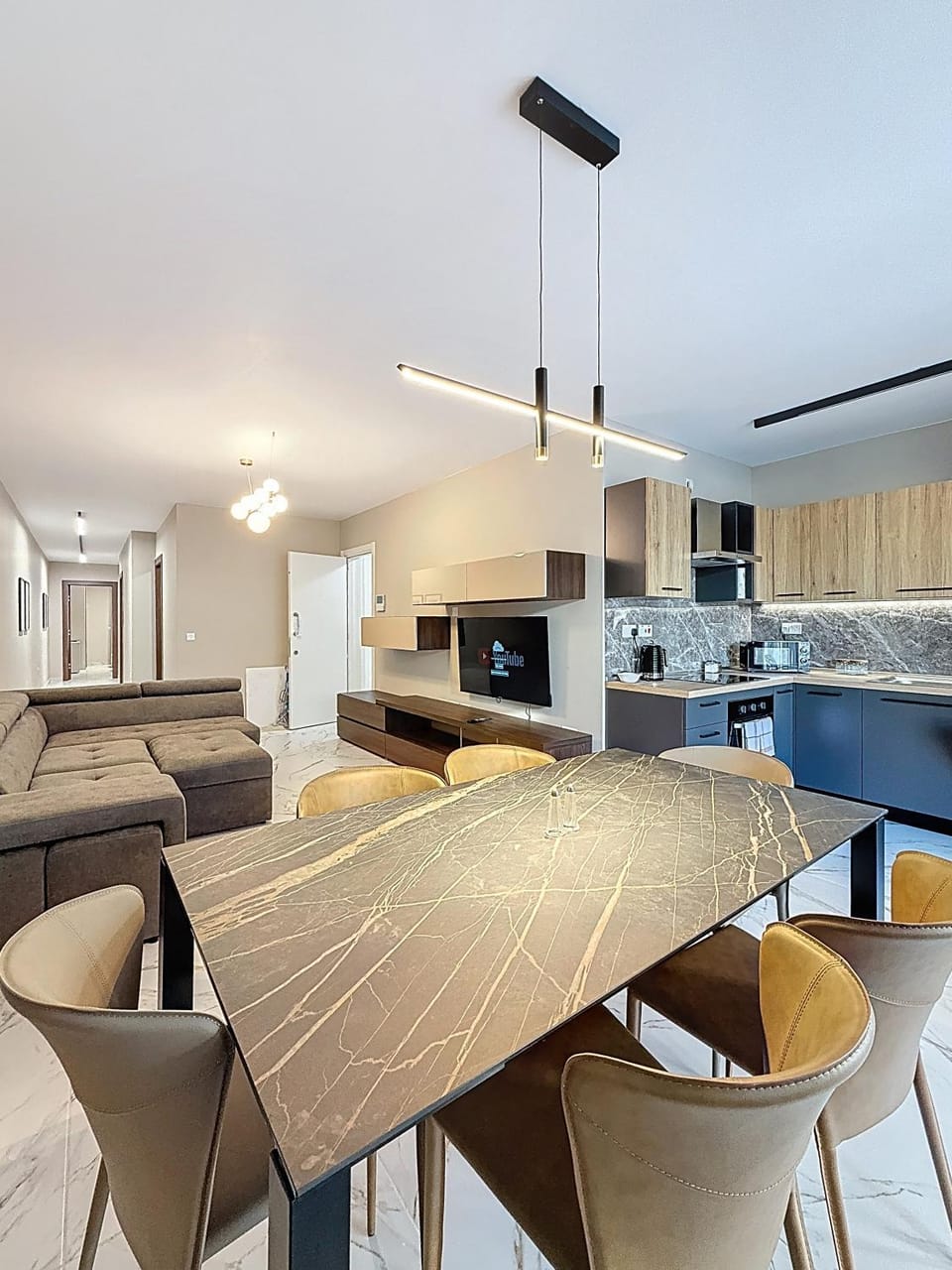 Kitchen or kitchenette, Living room, Seating area, Dining area