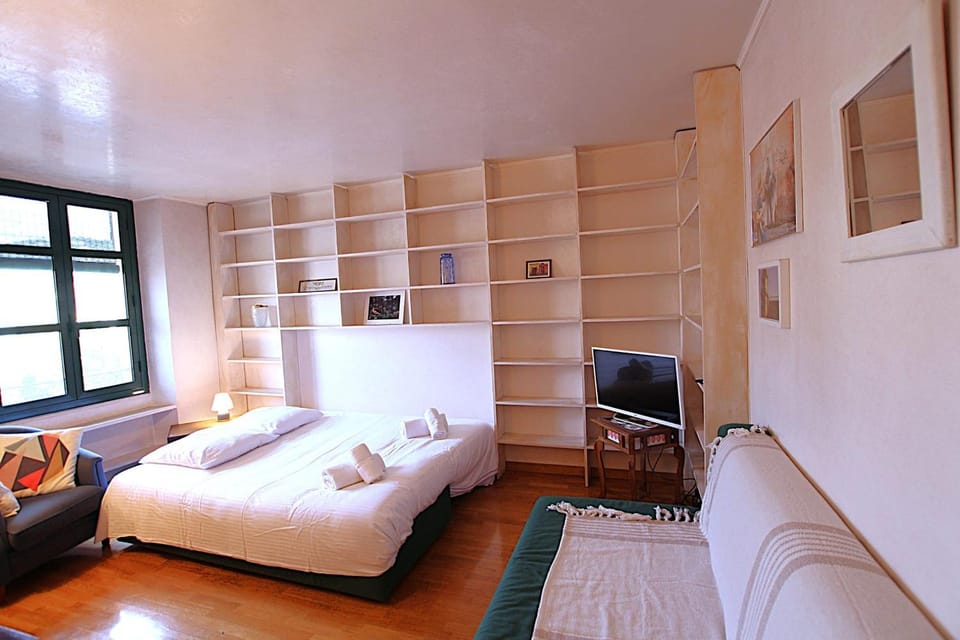 Bed, TV and multimedia, Living room