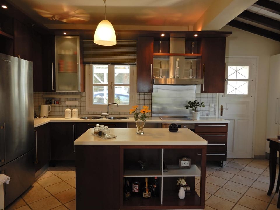 Kitchen or kitchenette, dishwasher, oven
