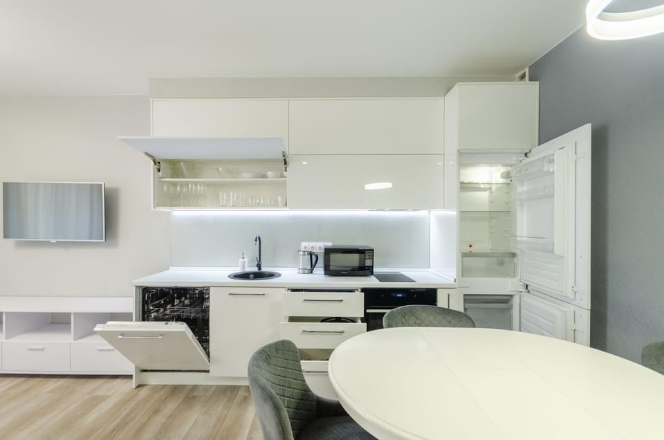 Dining area, microwave, oven, pet friendly, stove, kitchen