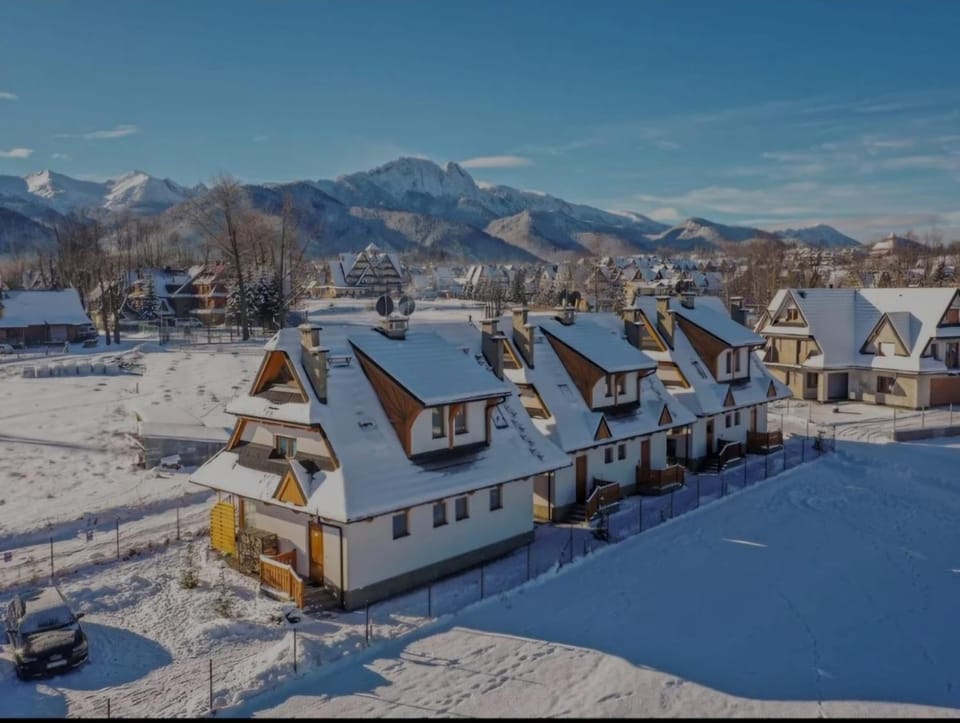 Property building, Day, Natural landscape, Winter, Mountain view