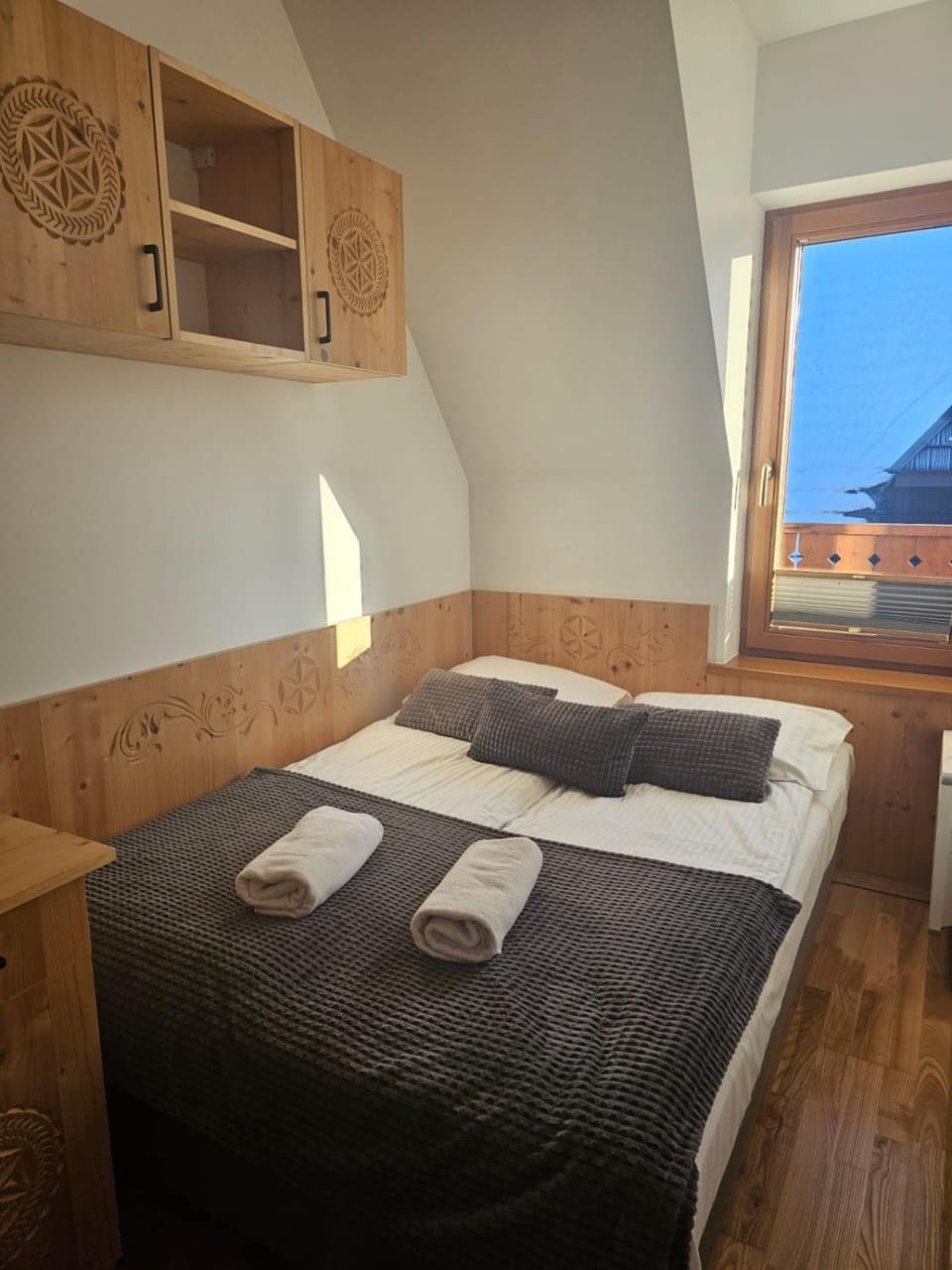 Bed, Photo of the whole room, Bedroom, towels