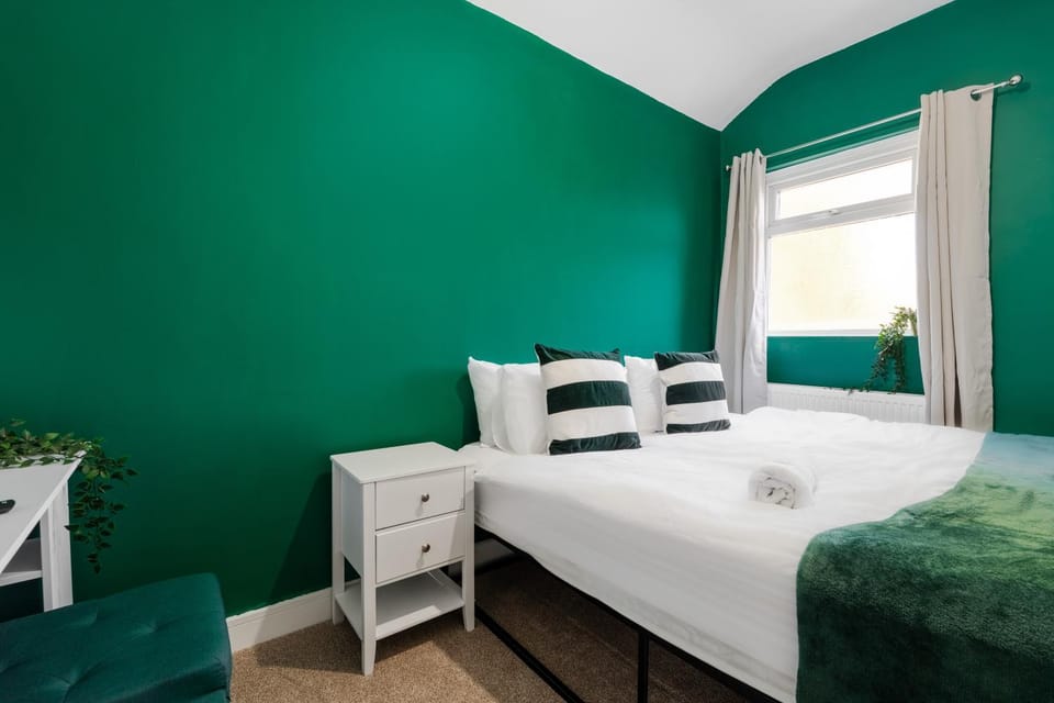 Exotic 4BD, Etihad, Coop Arena - TV in all Rooms and Outdoor Dining House in Manchester