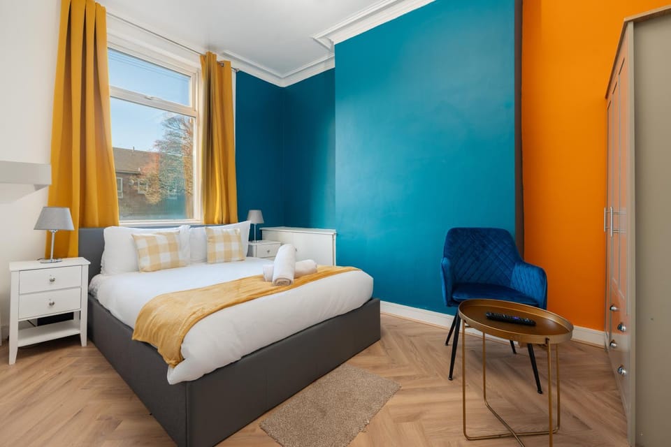 Exotic 4BD, Etihad, Coop Arena - TV in all Rooms and Outdoor Dining House in Manchester