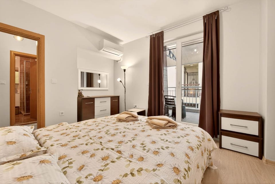 Bed, TV and multimedia, Photo of the whole room, Bedroom, air conditioner