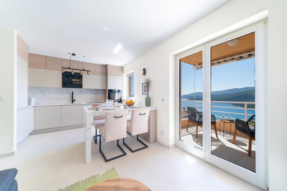 Kitchen or kitchenette, Dining area, Sea view, dishwasher, oven