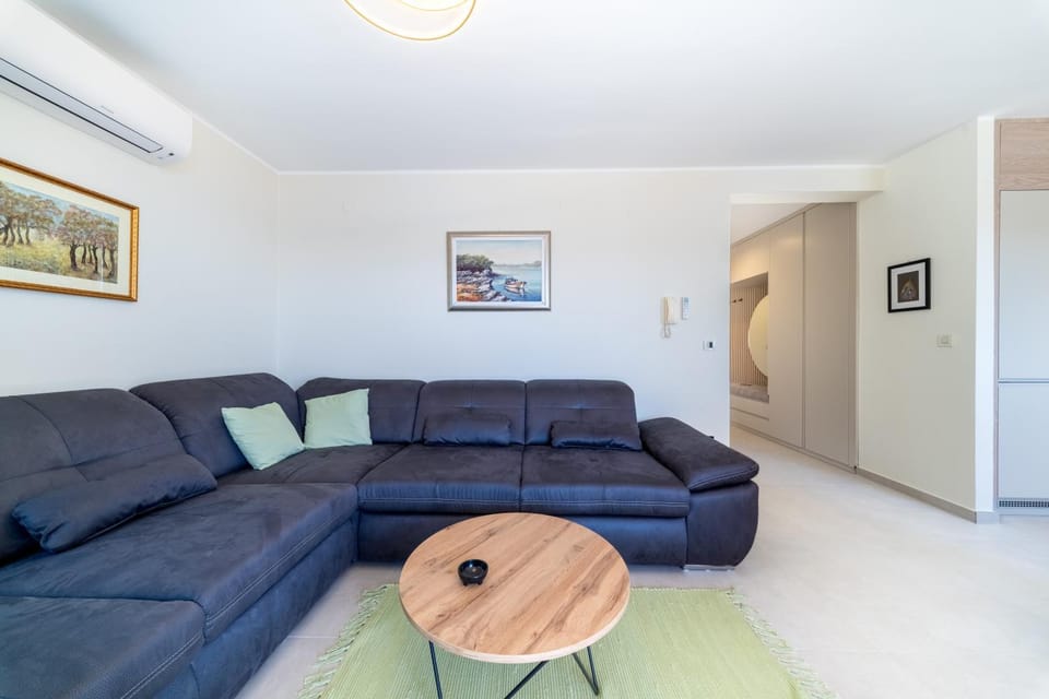 TV and multimedia, Living room, Seating area, Dining area, Sea view
