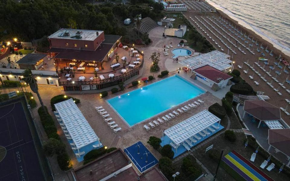 Property building, Natural landscape, Bird's eye view, Beach, Pool view, Swimming pool, Swimming pool