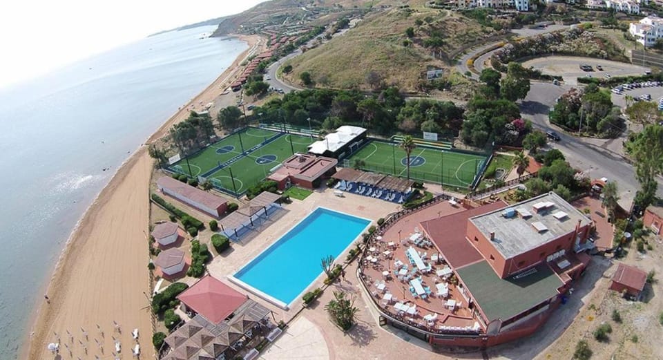 Property building, Day, Natural landscape, Bird's eye view, Beach, Pool view, Sea view, Swimming pool, Swimming pool, sunbed