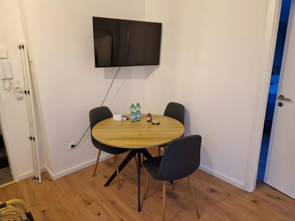 TV and multimedia, Dining area, Food