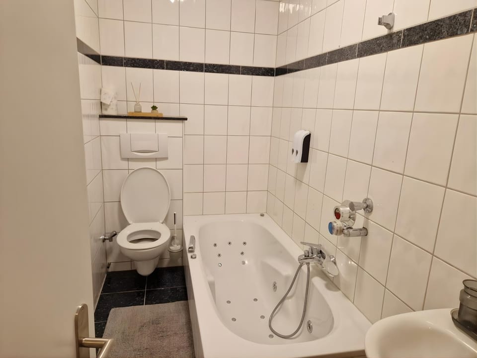 Shower, Toilet, Bathroom, Bath