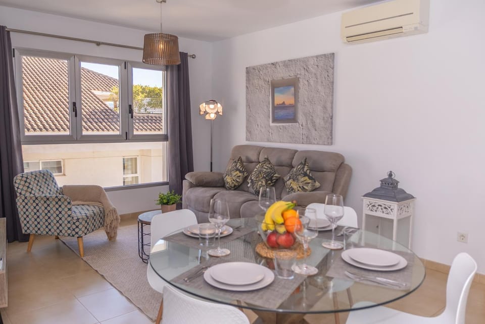Living room, Food and drinks, Seating area, Dining area, Food, air conditioner