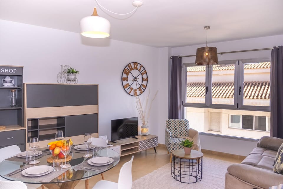 TV and multimedia, Kitchen or kitchenette, Living room, Food and drinks, Seating area, Dining area, Food, minibar, oven, pet friendly