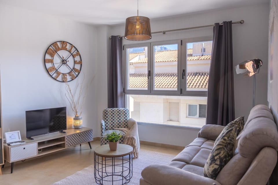Communal lounge/ TV room, TV and multimedia, Living room, Seating area, Evening entertainment