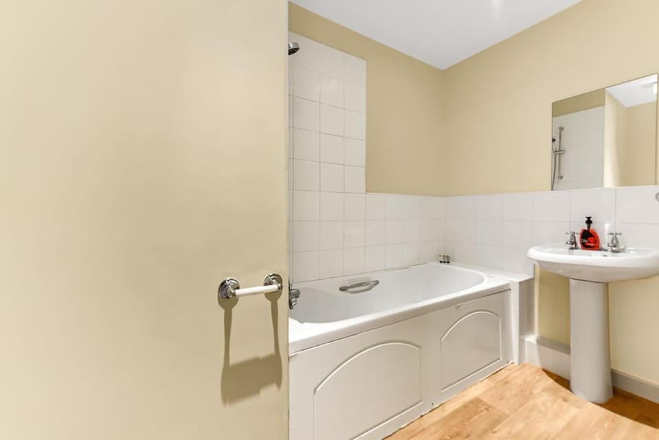 Central MK 2-Bed, Ideal for Work Stays Apartment in Milton Keynes