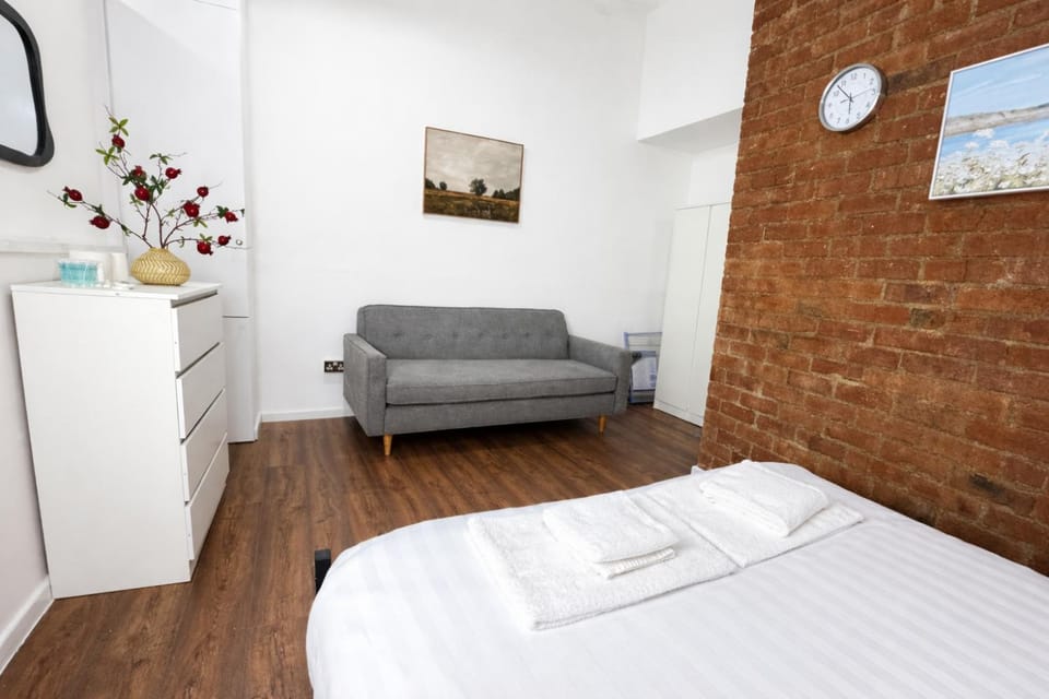 Bed, Photo of the whole room, Seating area, Bedroom, towels