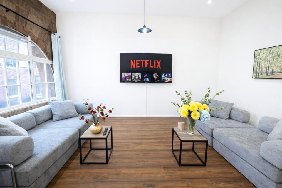 Communal lounge/ TV room, TV and multimedia, Living room, Seating area