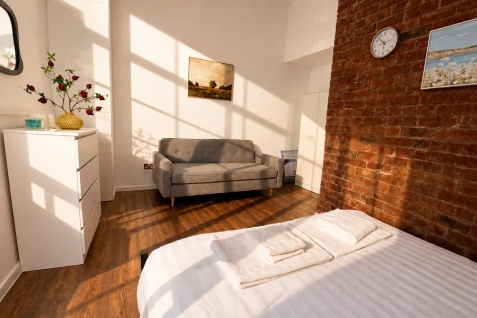 Bed, Photo of the whole room, Seating area, Bedroom, towels