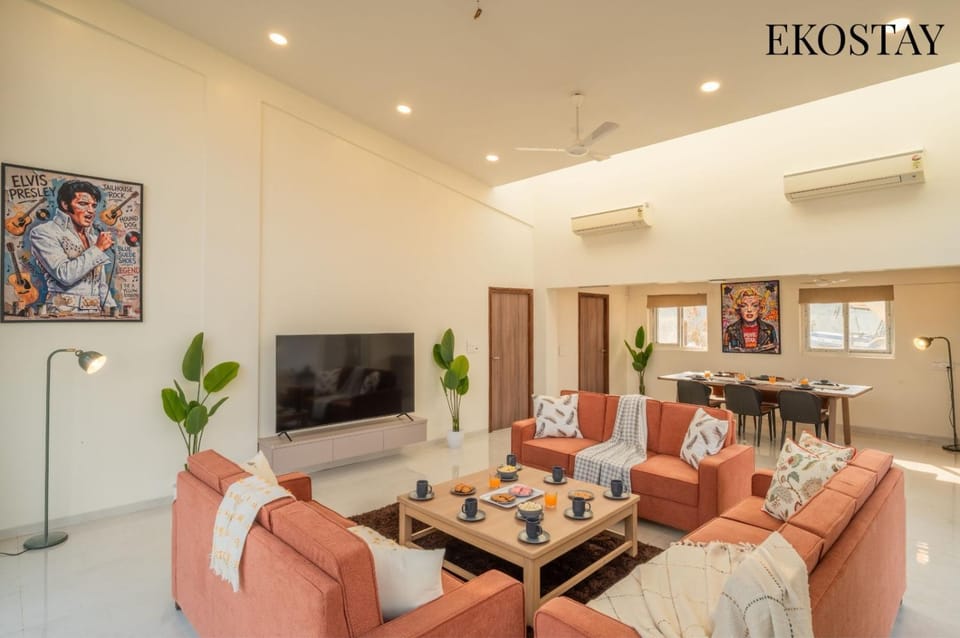 Communal lounge/ TV room, TV and multimedia, Living room, Seating area, air conditioner