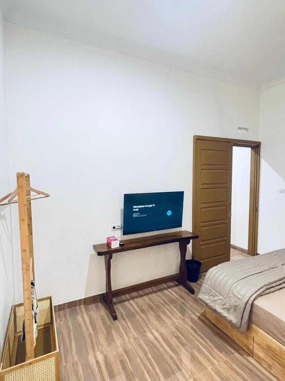 Bed, TV and multimedia, Bedroom