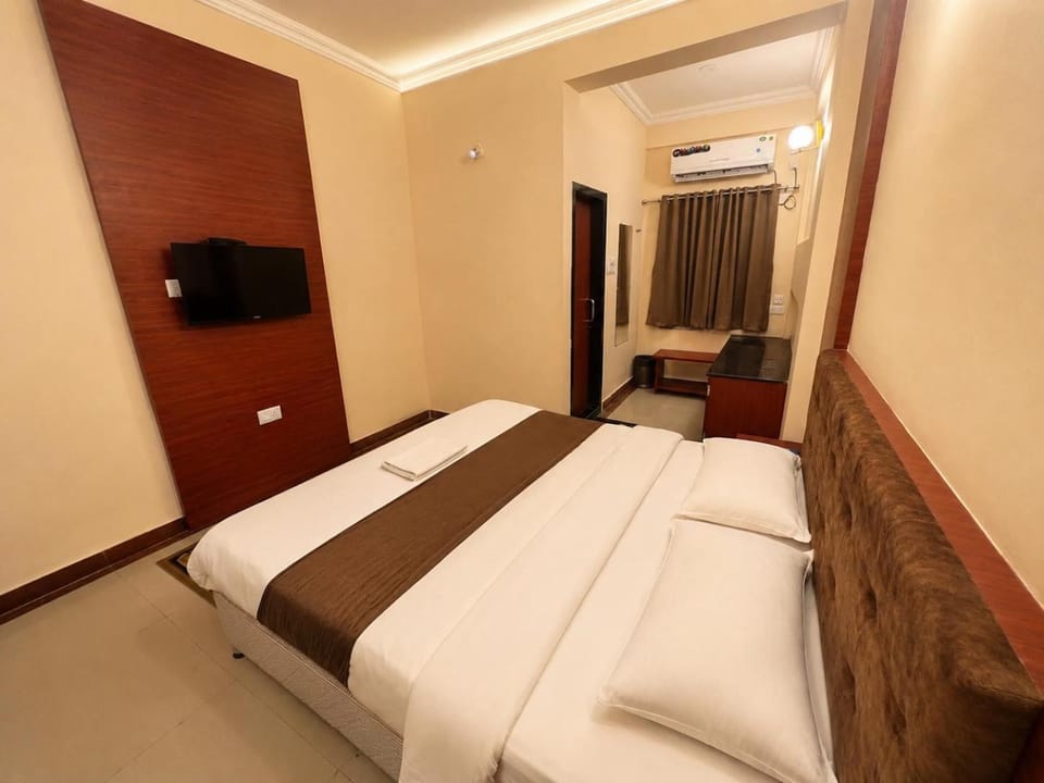 Bed, TV and multimedia, Bedroom, air conditioner