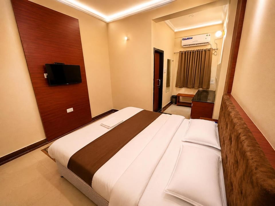 Bed, Photo of the whole room, Bedroom, air conditioner