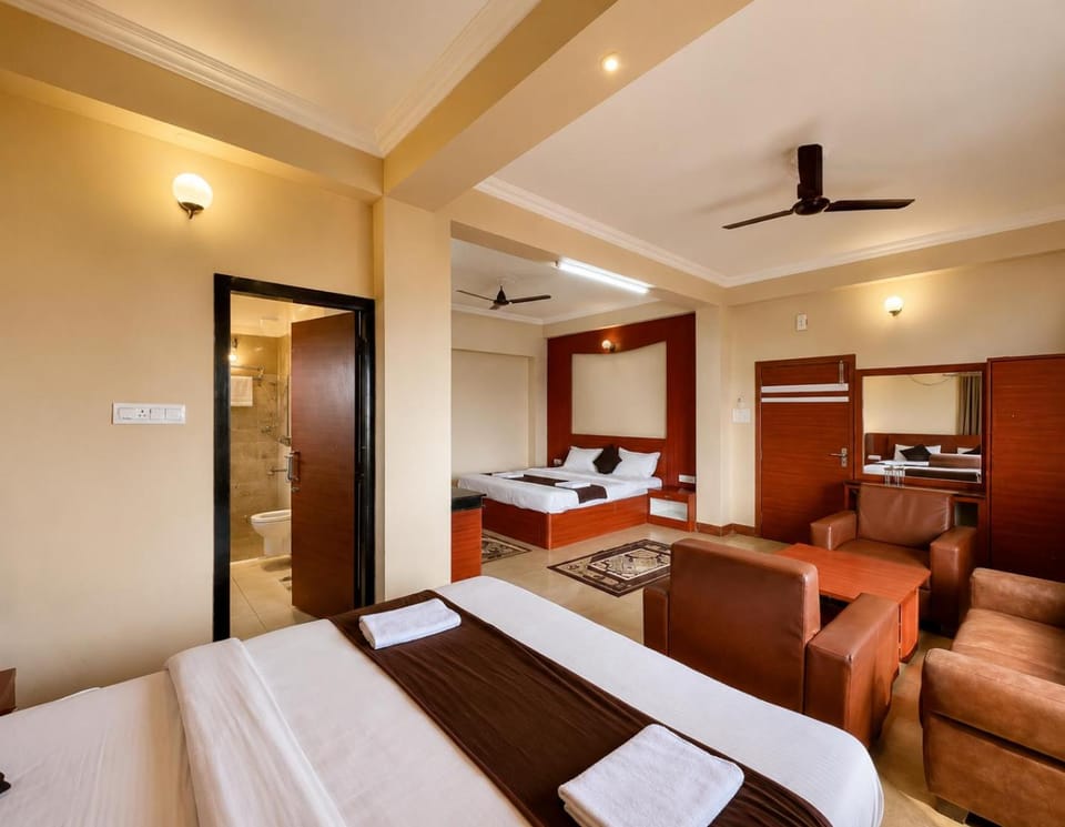 Bed, TV and multimedia, Kitchen or kitchenette, Living room, Photo of the whole room, Seating area, Bedroom, minibar