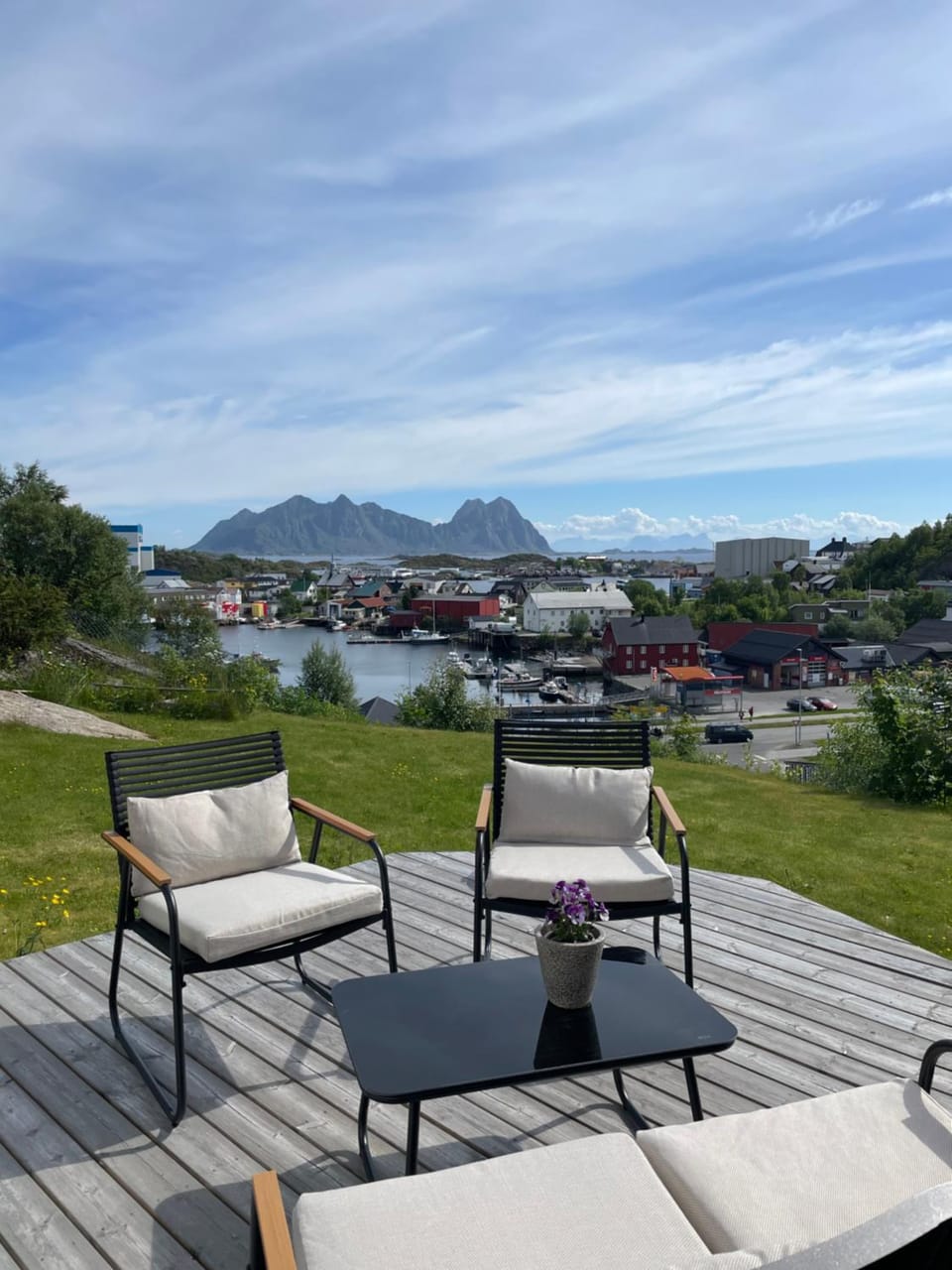 Sentrumsnær sokkelleilighet Apartment in Lofoten