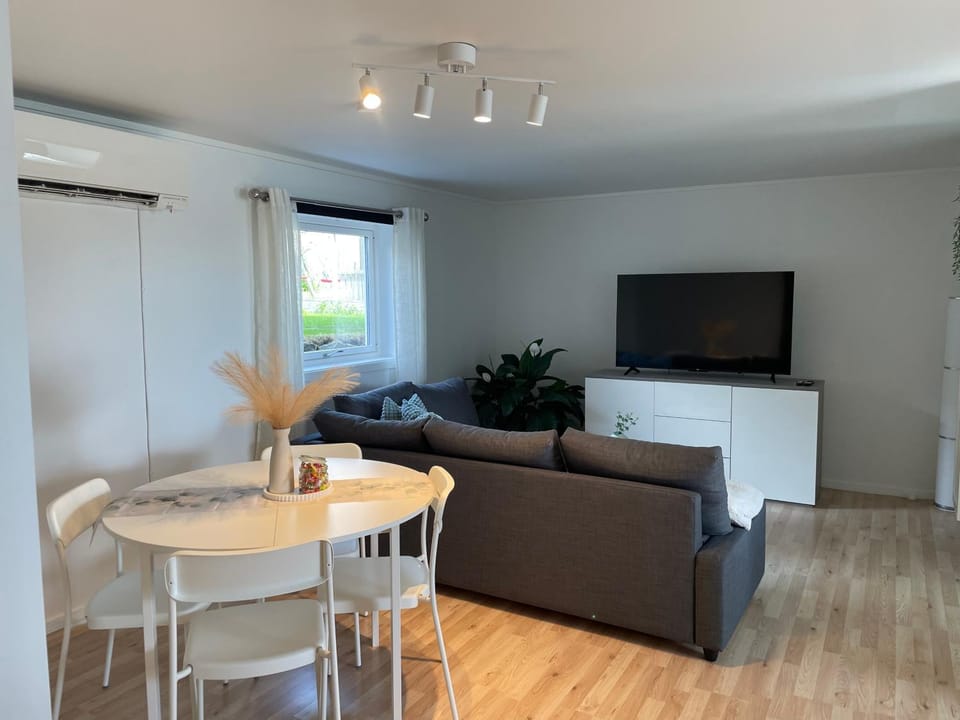 Sentrumsnær sokkelleilighet Apartment in Lofoten