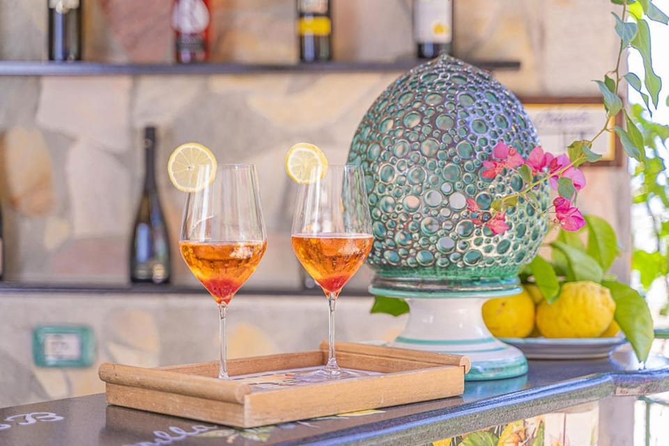 Balcony/Terrace, Lobby or reception, Food and drinks, Drinks, Alcoholic drinks