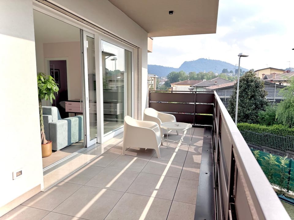 Property building, Balcony/Terrace, Balcony/Terrace