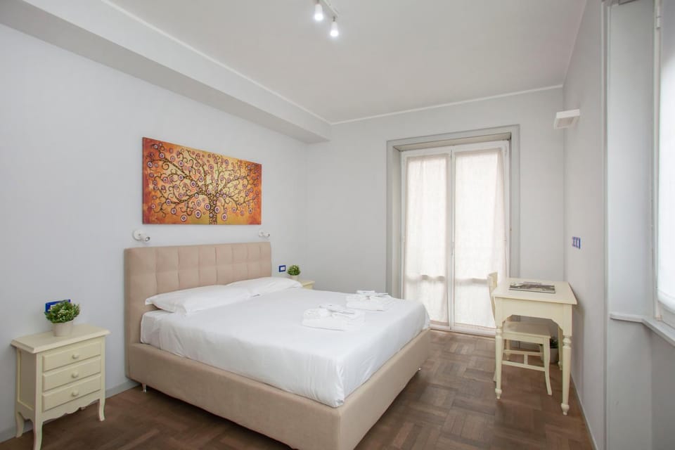 Photo of the whole room, Bedroom, towels
