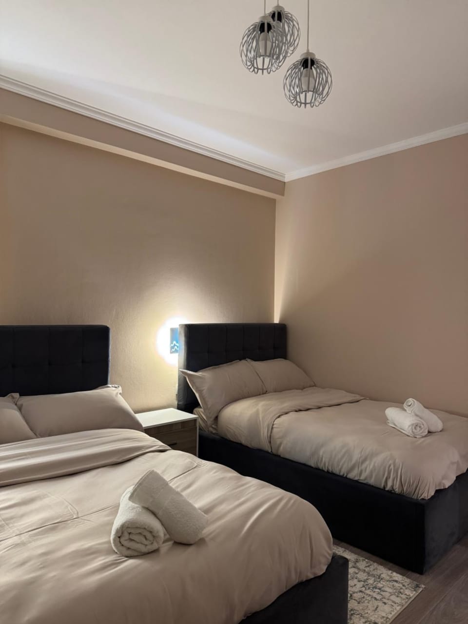 Modern max to 6 people apartment - Free Underground private parking Apartment in Tirana