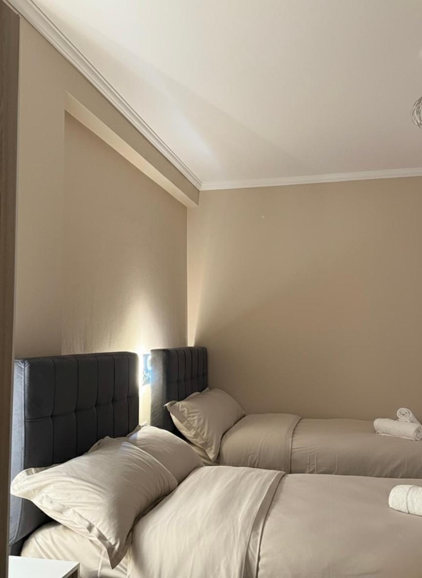 Modern max to 6 people apartment - Free Underground private parking Apartment in Tirana