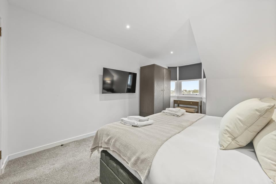 Bed, TV and multimedia, Bedroom, towels