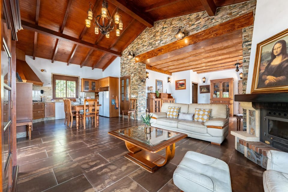 TV and multimedia, Kitchen or kitchenette, Living room, Dining area, fireplace