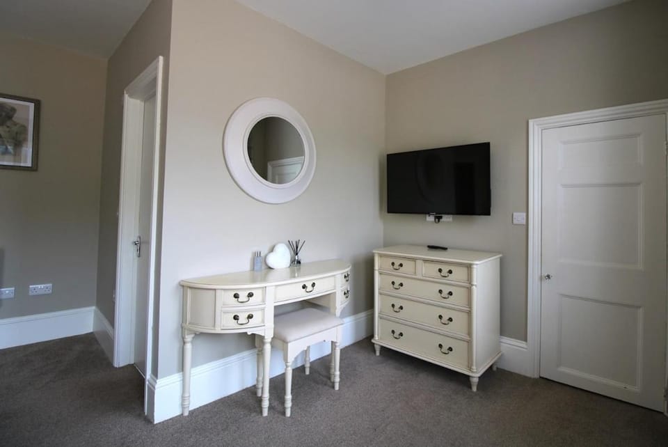 The Ashley suite garden apartment Sterling House Short Stays Apartment in Basingstoke