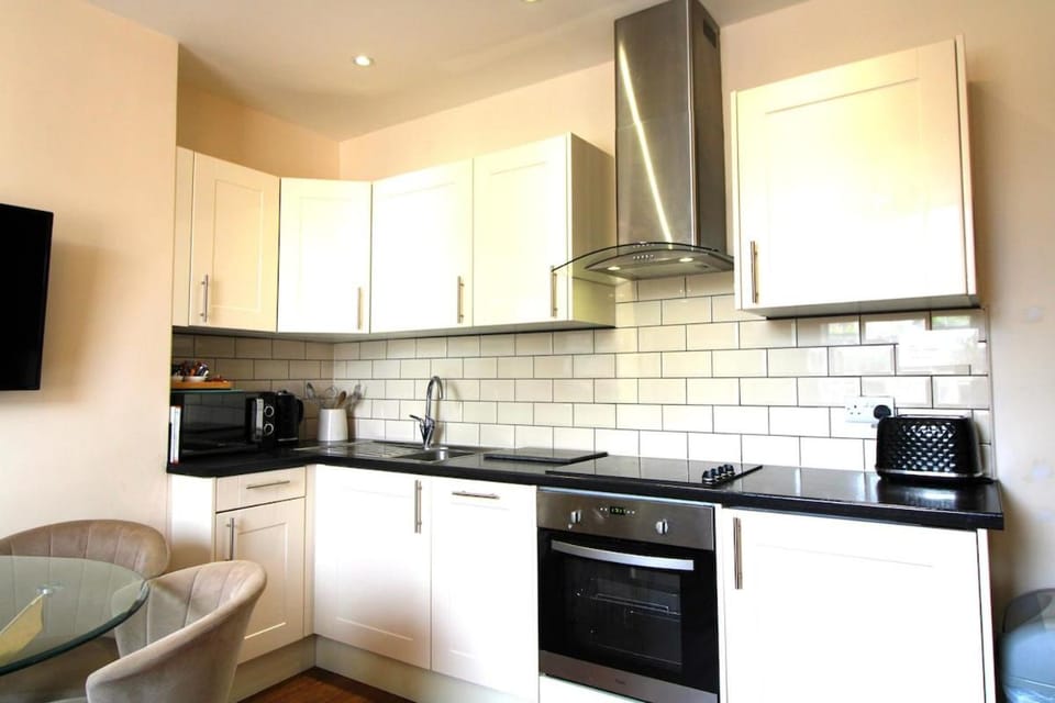 The Ashley suite garden apartment Sterling House Short Stays Apartment in Basingstoke
