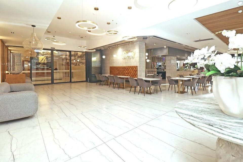 City Vibes and Mountain Highs 2 Bed, 2 Bath Apart Apartment in Cape Town