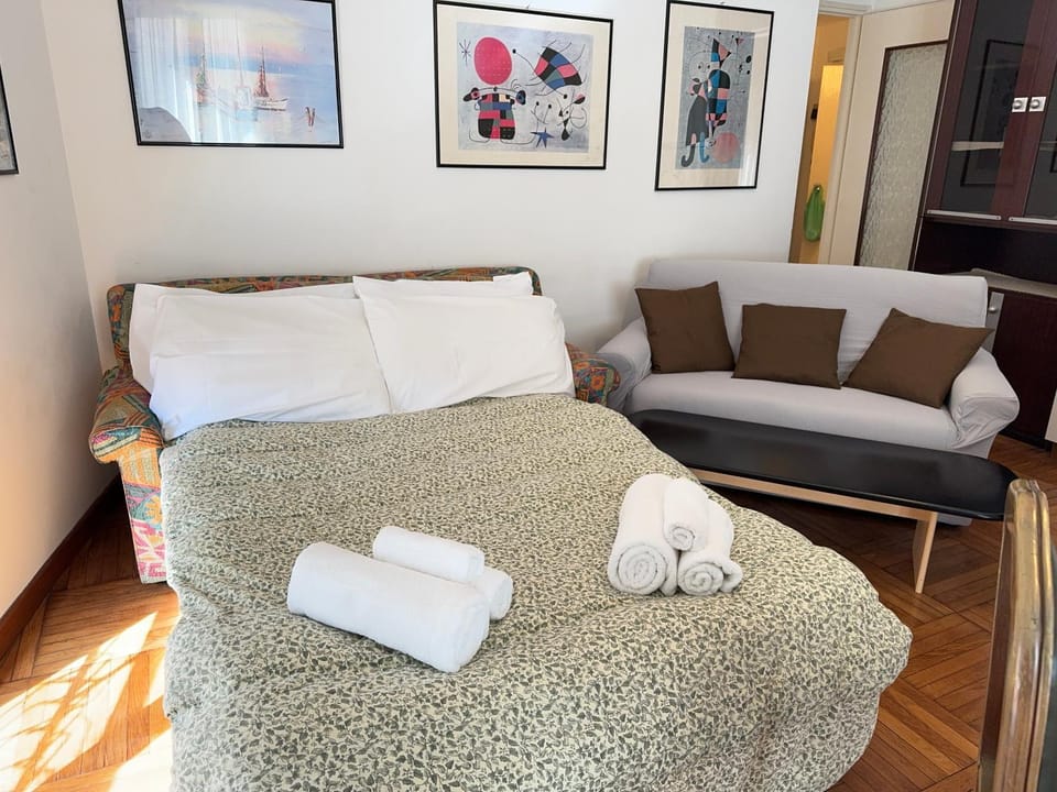 Bed, Living room, Seating area, towels
