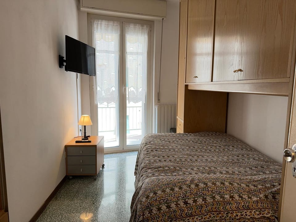Bed, TV and multimedia, Photo of the whole room, Bedroom, wardrobe