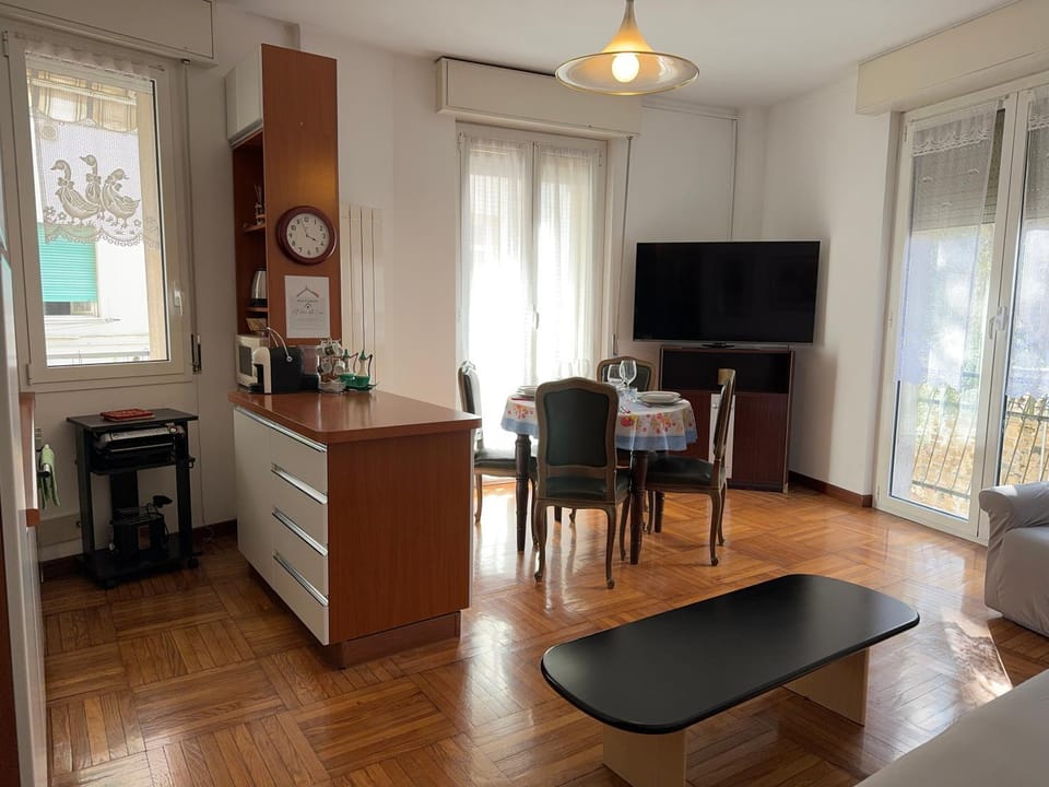 TV and multimedia, Kitchen or kitchenette, Living room, Seating area, Dining area
