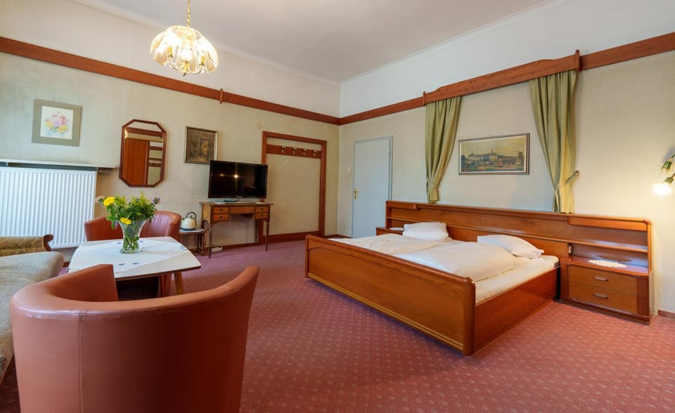 Bed, TV and multimedia, Photo of the whole room