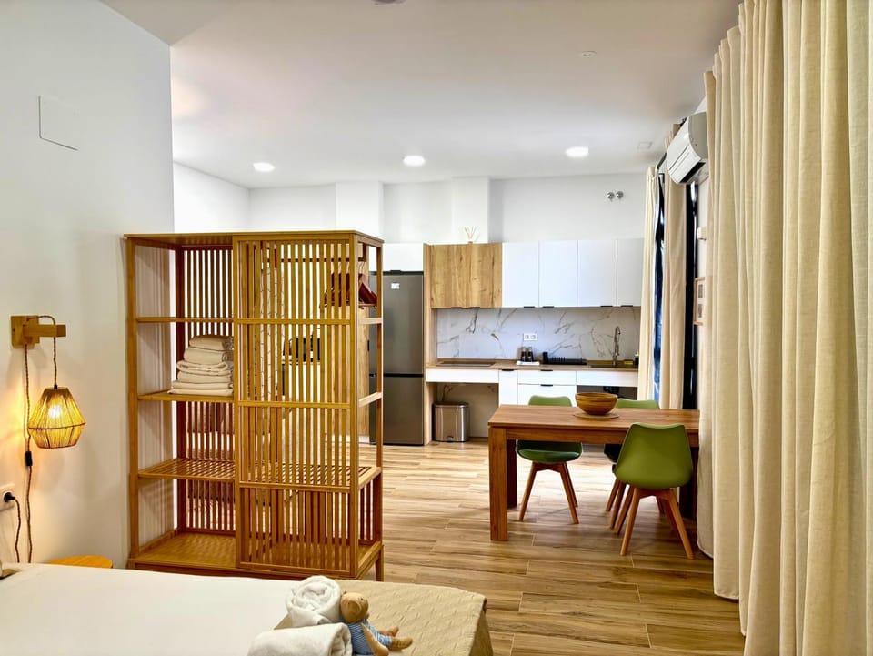 Bed, Kitchen or kitchenette, Photo of the whole room, Dining area
