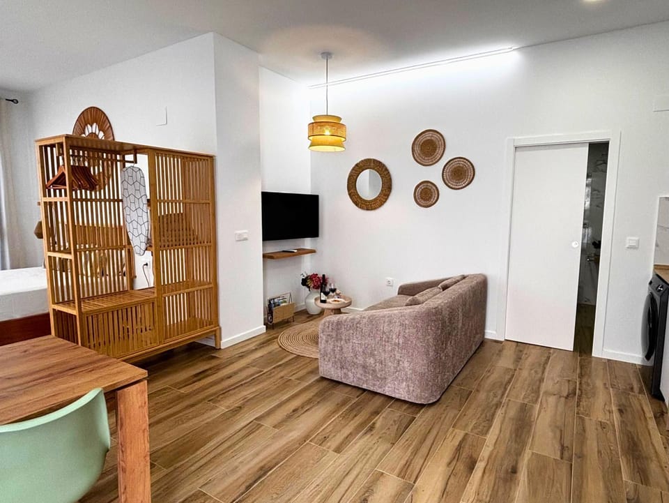 Communal lounge/ TV room, Bed, TV and multimedia, Living room, Photo of the whole room, Seating area, Evening entertainment, Bedroom