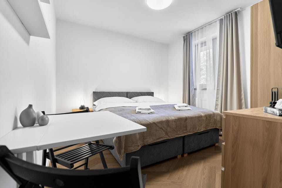 Bed, TV and multimedia, Photo of the whole room, Bedroom, towels